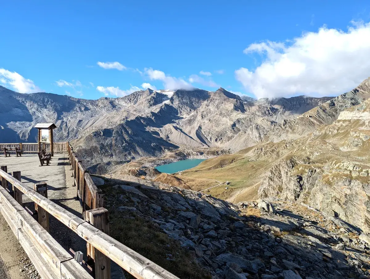 Aussichtspunkt entlang der Passstraße über den Lago Serrù und Lago Agnel im Gran Paradiso Nationalpark