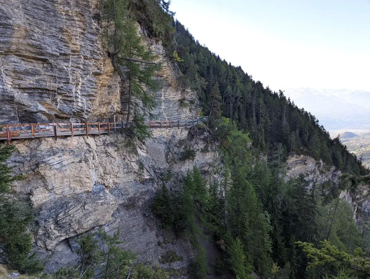 Blick auf die Bisse du Ro von der anderen Seite der Hängebrücke