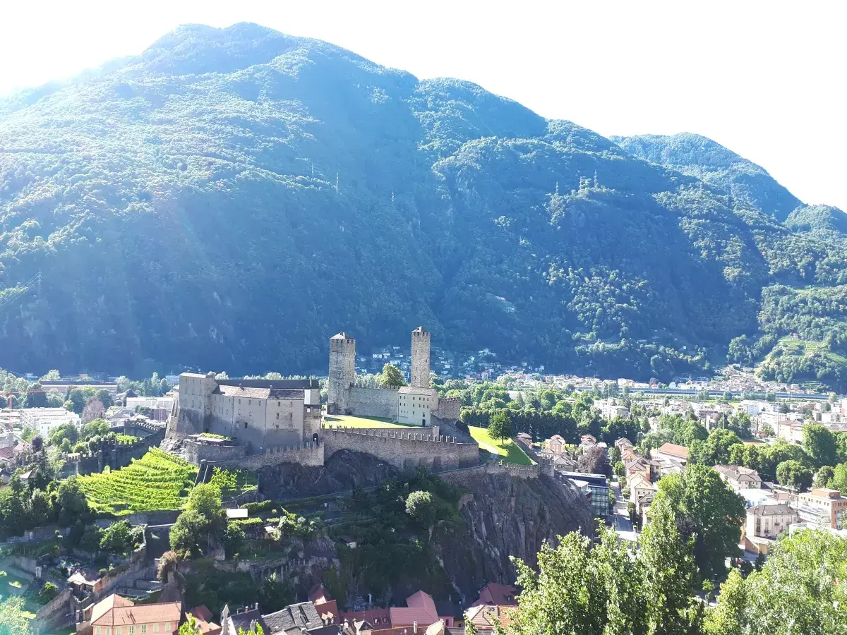 Blick vom Castello di Montebello auf Castelgrande in der Innenstadt von Bellinzona