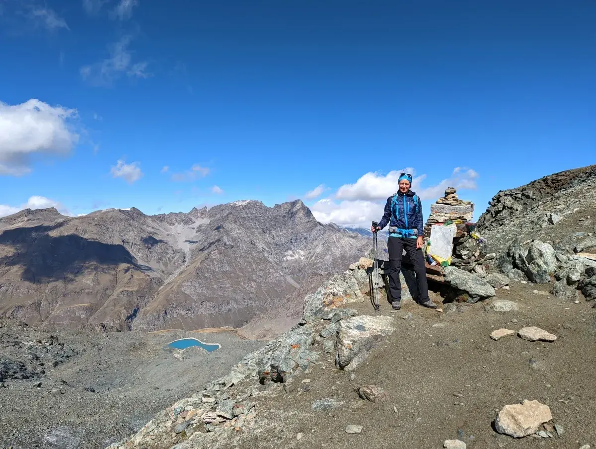 Linda steht am Colle Leynir Gebirgspass im Gran Paradiso Nationalpark