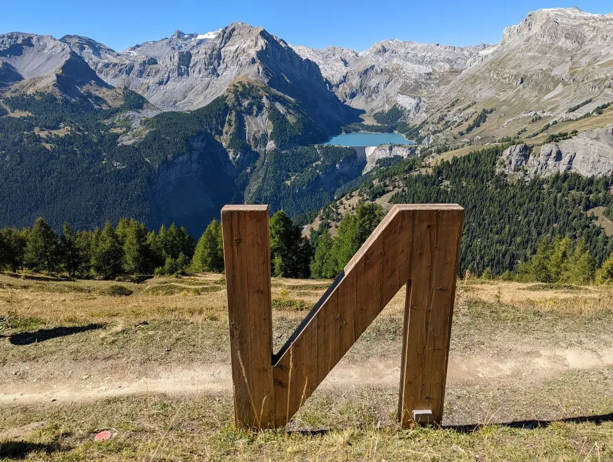 Der Buchstabe N auf dem Hochplateau des Cry d'Er mit Blick auf den Lac de Tseuzier