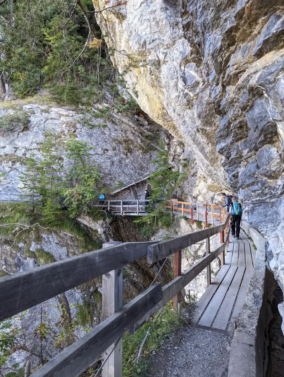 Holzbrücken entlang der Bisse du Ro