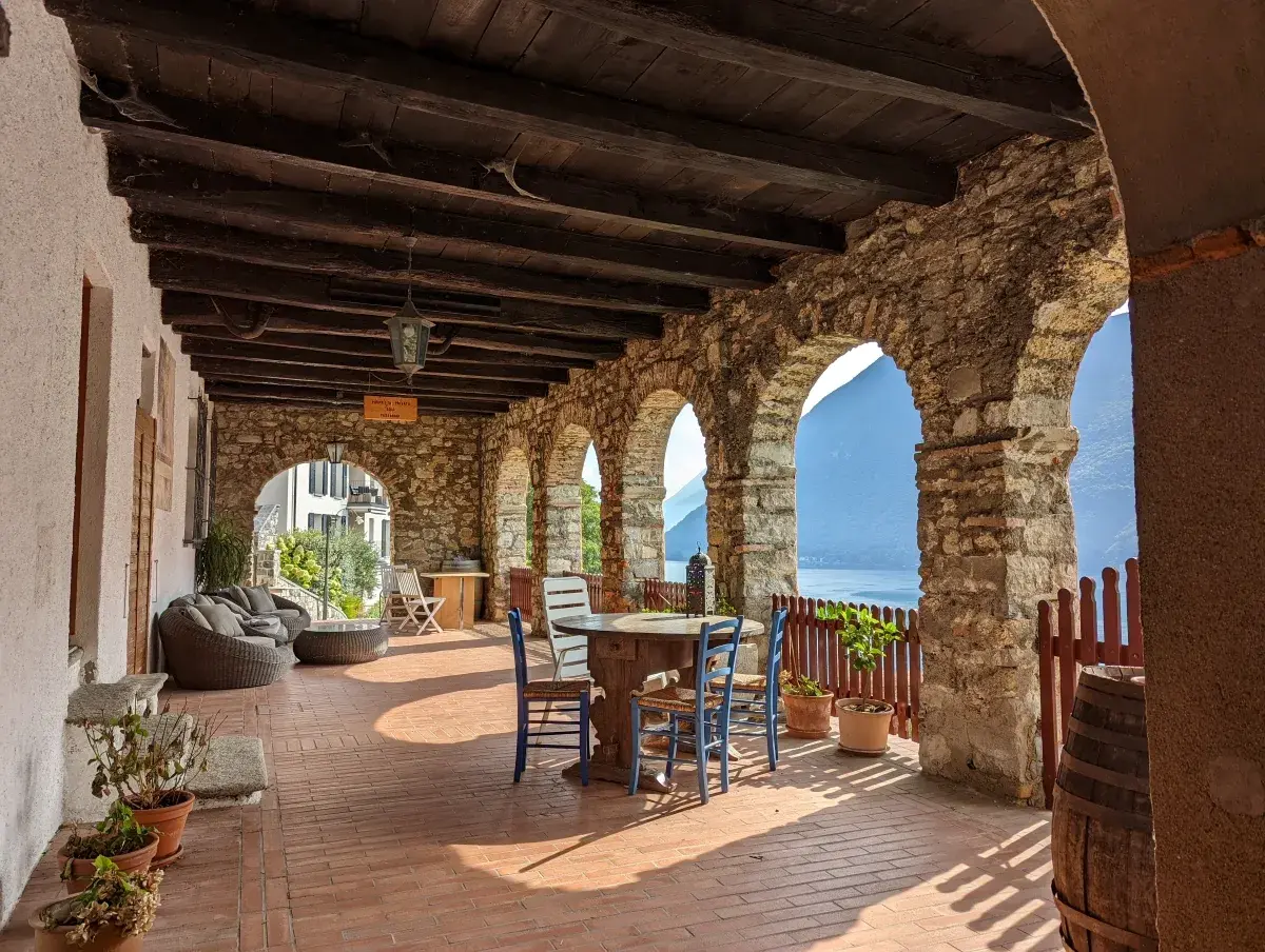 Terrasse in Gandria, ein Tessin Geheimtipp, am Ufer des Luganersee