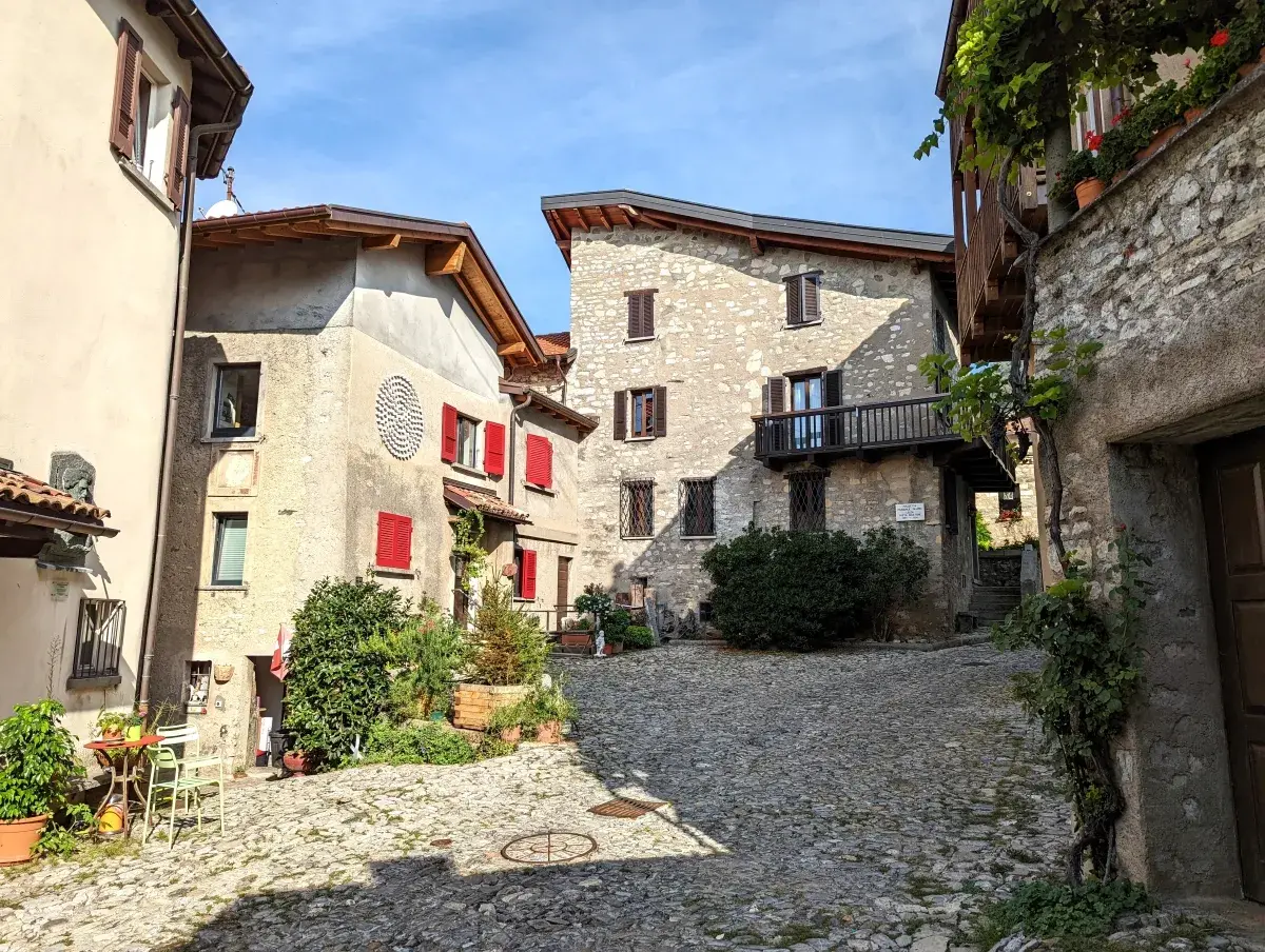 Gasse im Dorf Brè unterhalb des Monte Brè