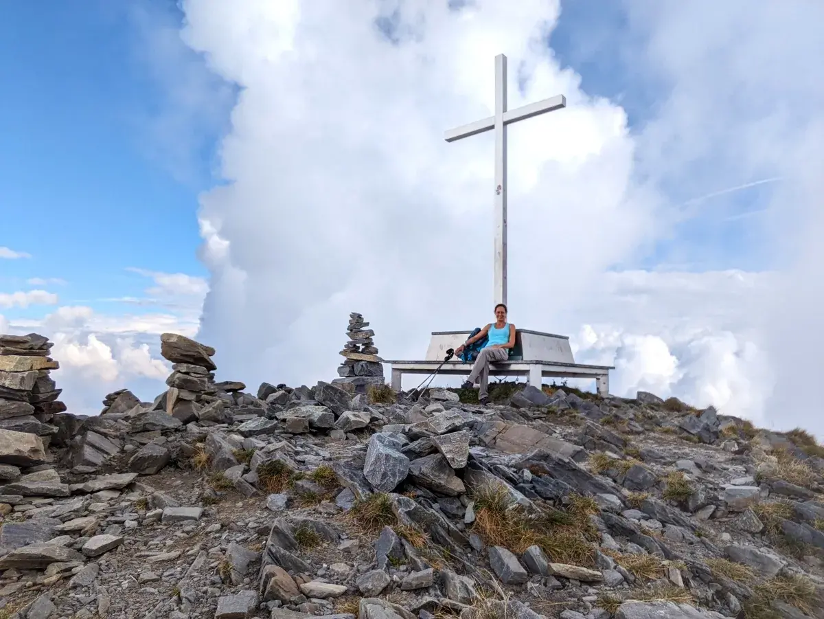Linda am Gipfelkreuz auf dem Monte Tamaro