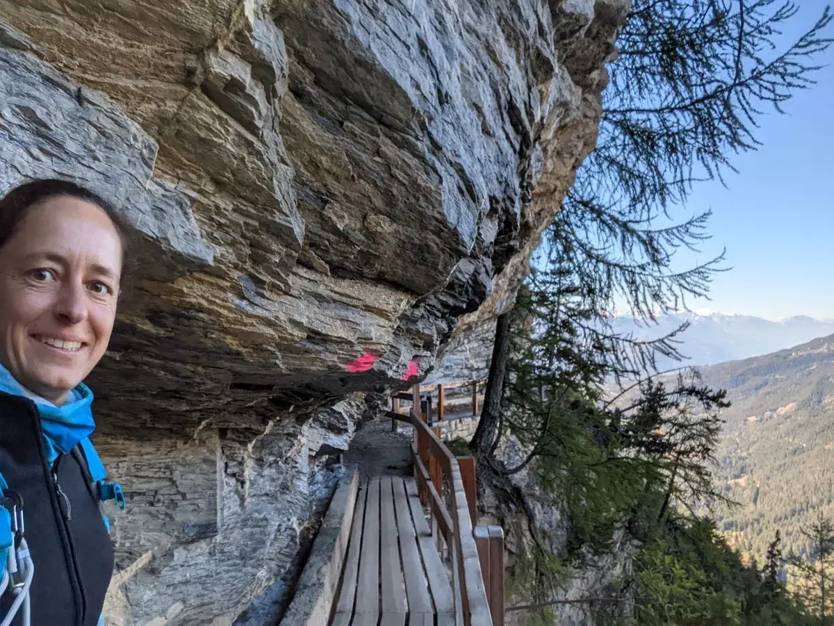 Linda unter einem Steinvorsprung an dem man sich ducken muss wenn man auf der Bisse du Ro wandert