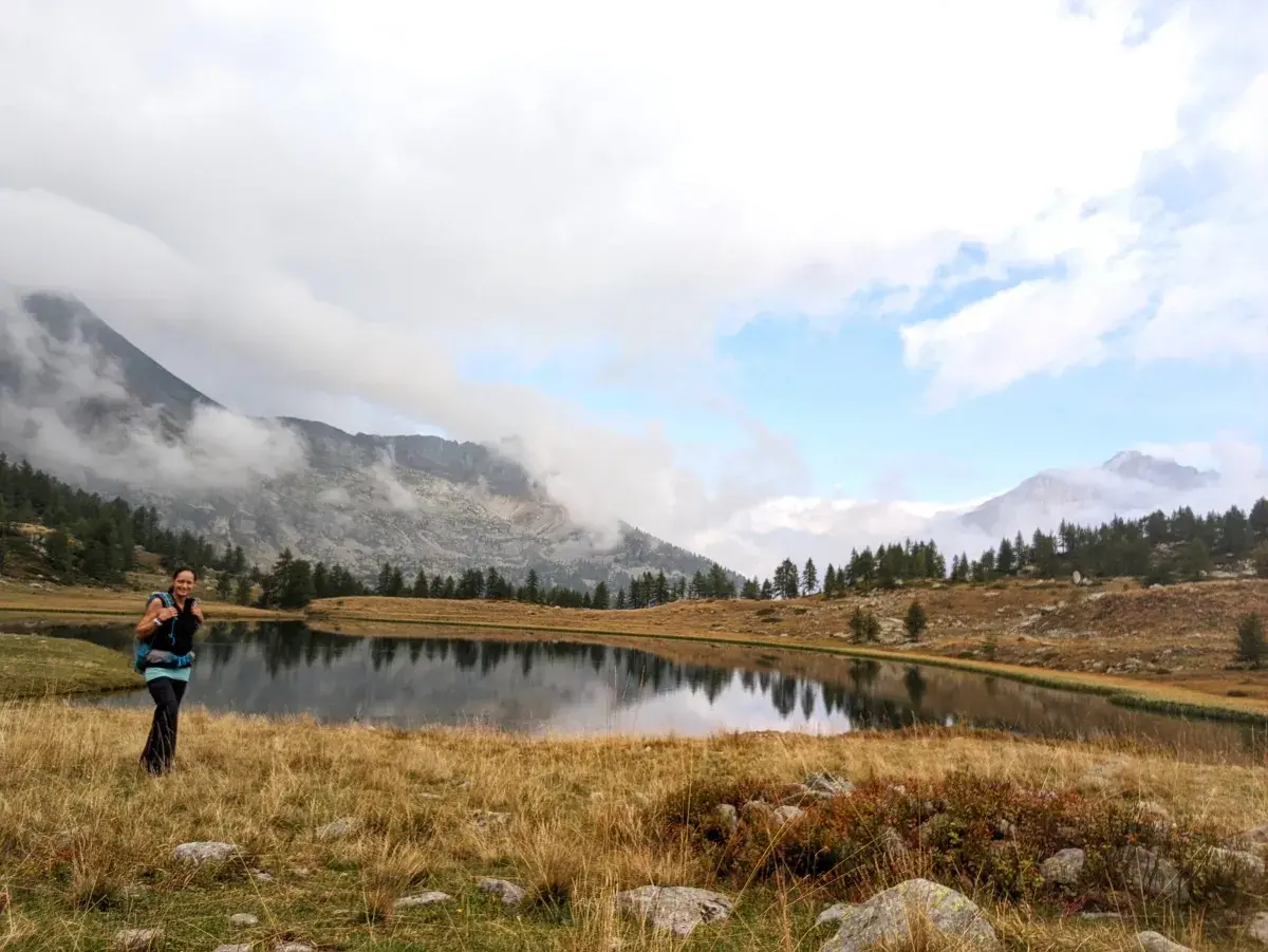 Linda wandert am Ufer des Lago di Dres im Gran Paradiso Nationalpark