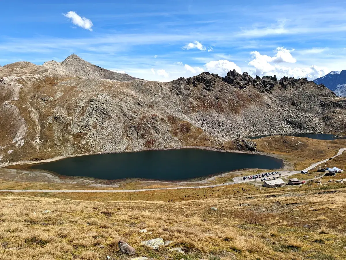 Nivolet Hochebene mit Parkplatz und Rifugio Savoia im Gran Paradiso Nationalpark