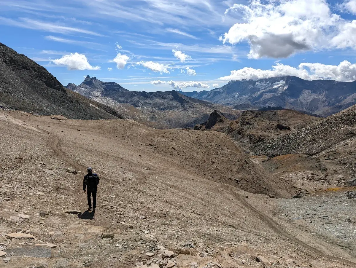 Sand-Wanderweg unterhalb des Colle Leynir