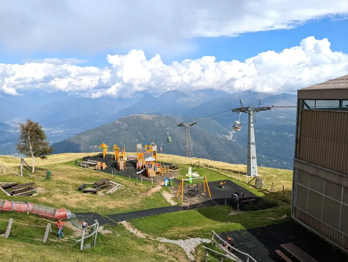 Spielplatz und Gondelbahnstation an der Bergstation Alpe Foppa auf dem Monte Tamaro