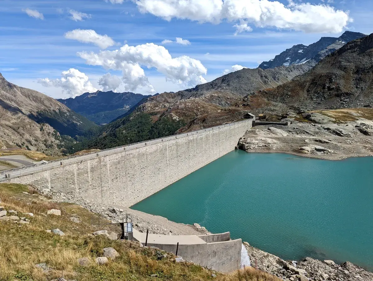 Blick auf die Staumauer auf den Stausees Lago Serrù 