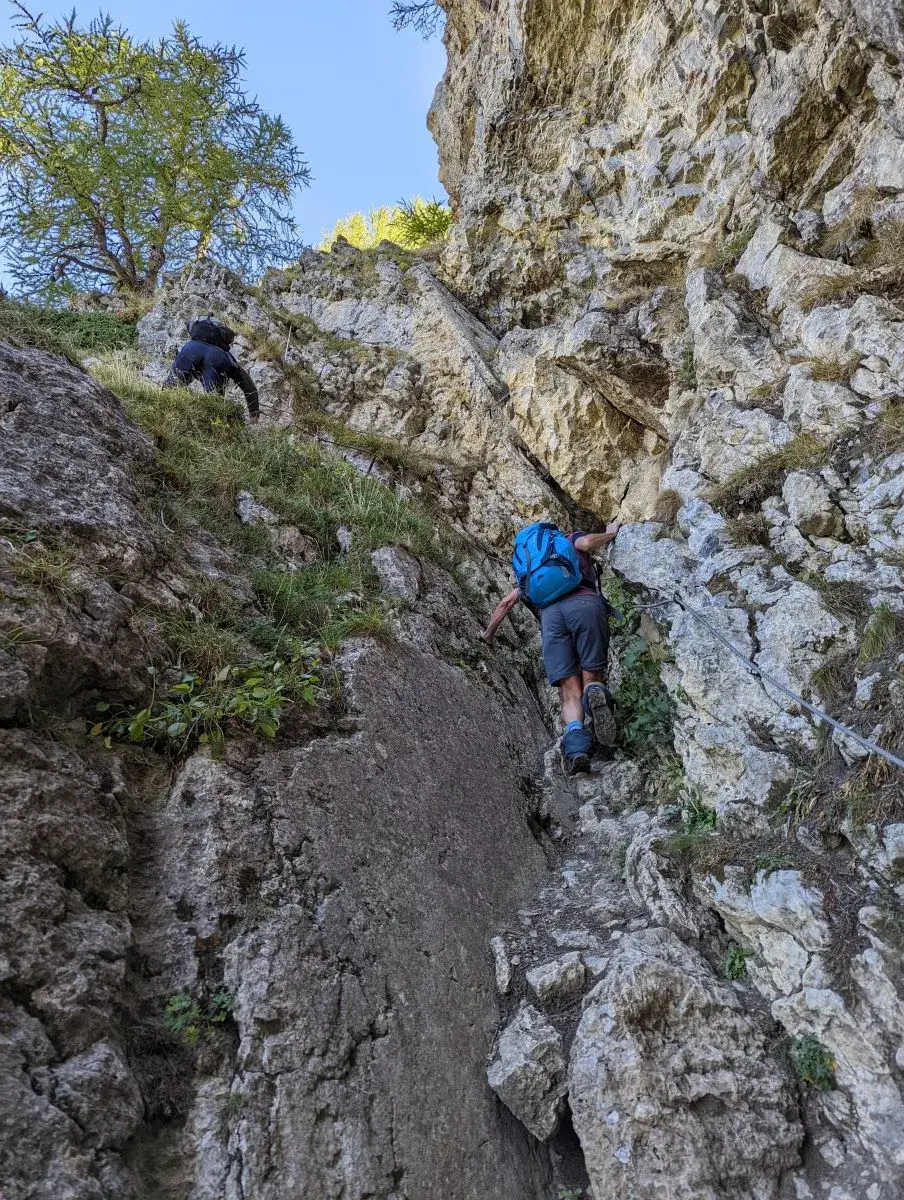 Steiler Wanderweg von der Bisse du Ro zum Cry d'Er