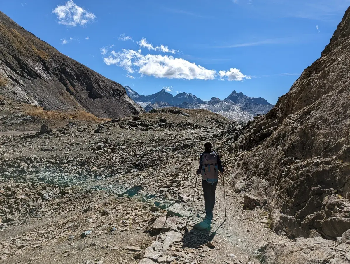 Linda beim Wandern in der Steinwüste auf 3000 Höhenmeter, unterhalb des Colle Leynir im Gran Paradiso Nationalpark