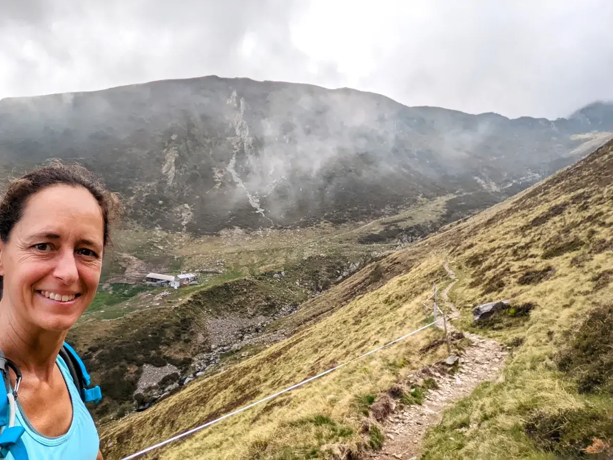 Linda auf dem Wanderweg durch das Tal der Alpe Duragno, auf meiner Monte Tamaro Wanderung