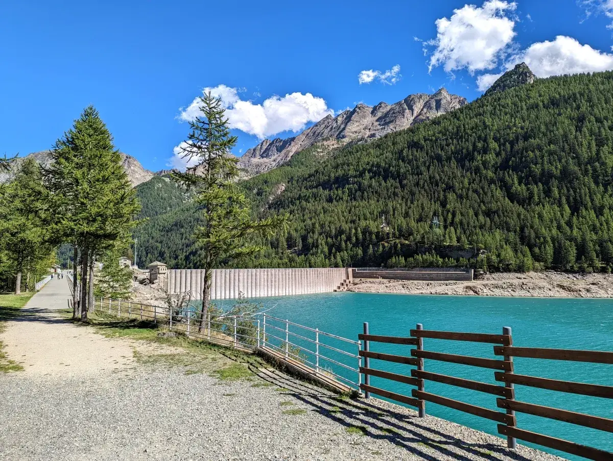 Uferweg entlang des Stausees Lago di Ceresole im Gran Paradiso Nationalpark