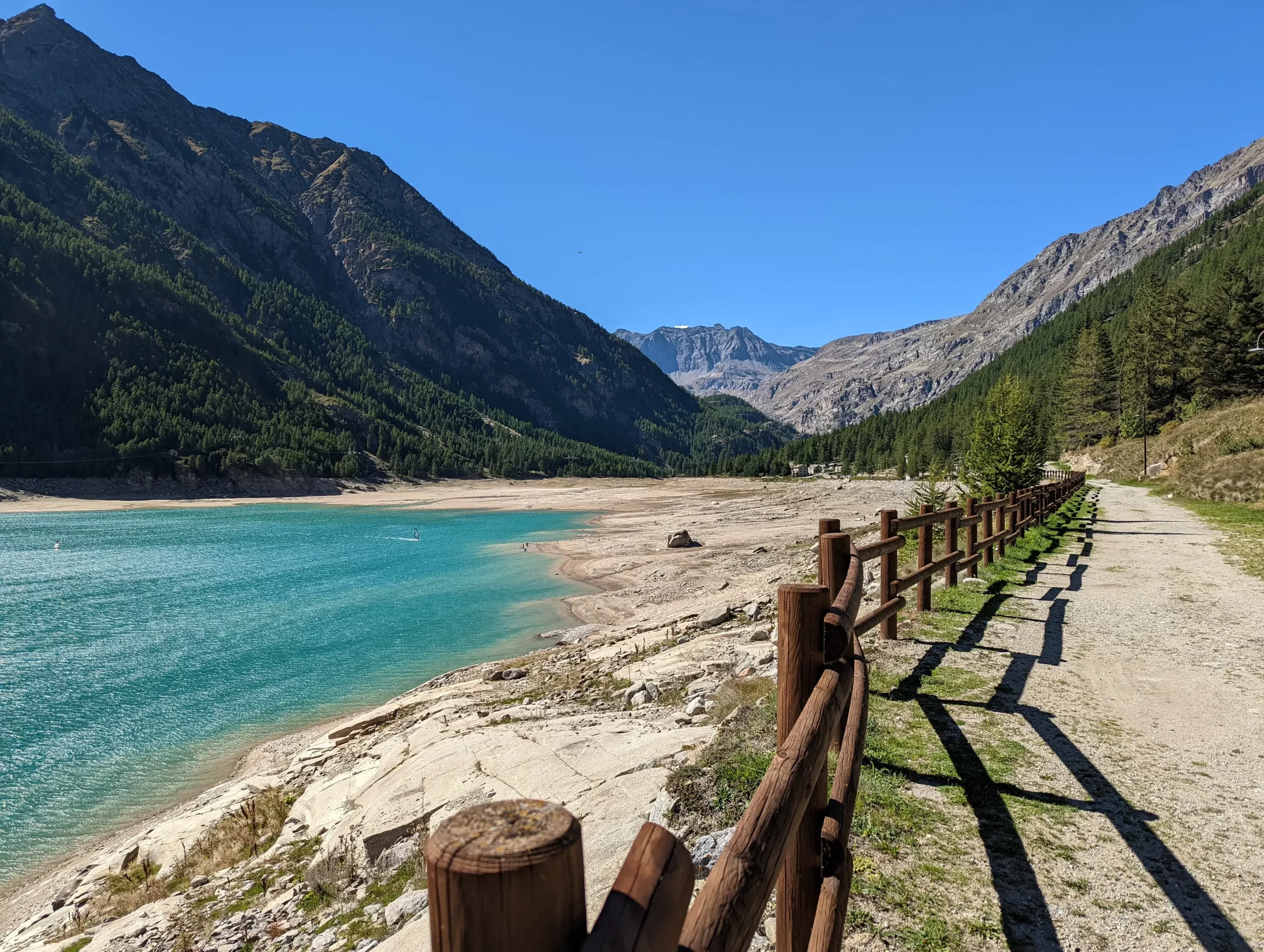 Uferweg entlang des Stausees Lago di Ceresole im Gran Paradiso Nationalpark