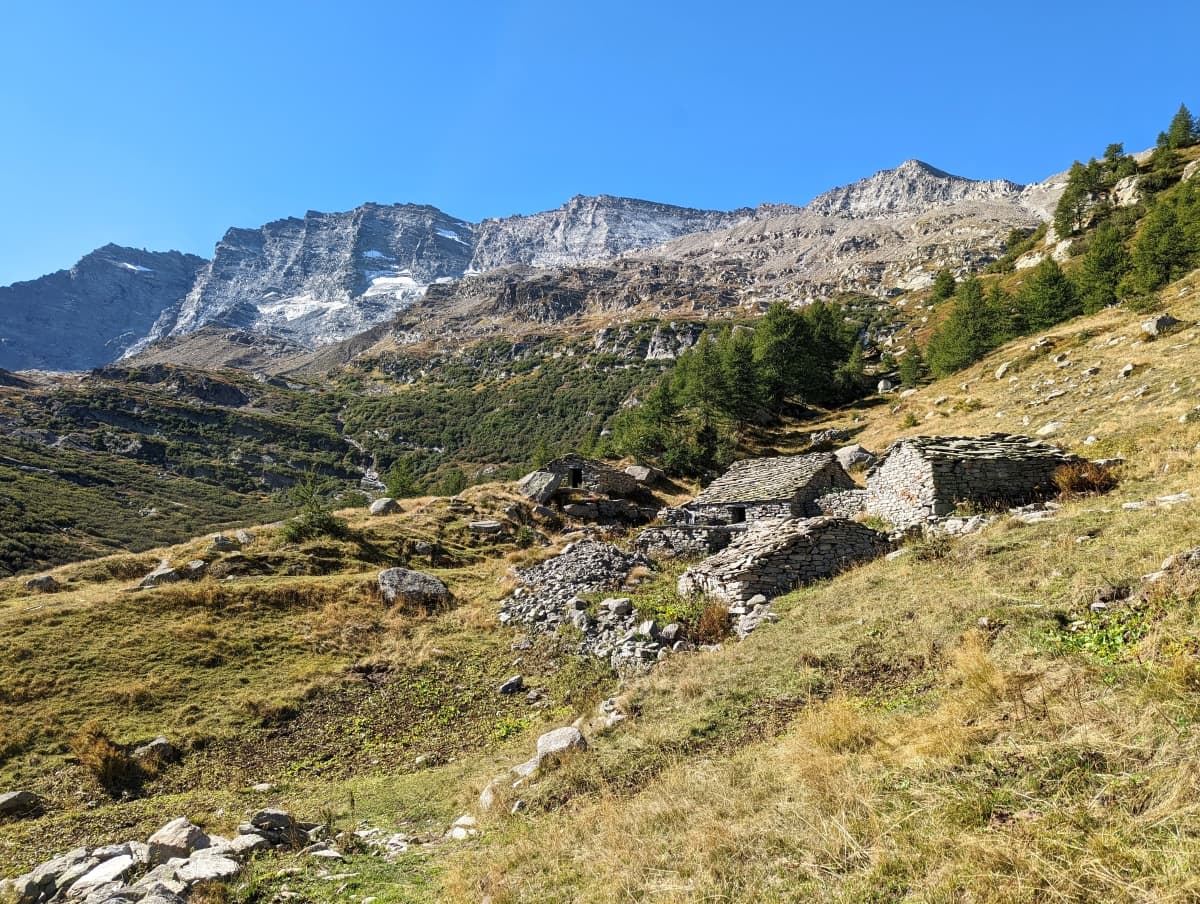 Verlassene Alpe auf dem Wanderweg zum Rifugio Guglielmo Jervis