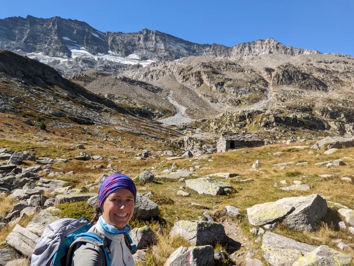 Linda steht in der verlassenen Hochebene der Alpe Truc auf dem Wanderweg zum Rifugio Guglielmo Jervis