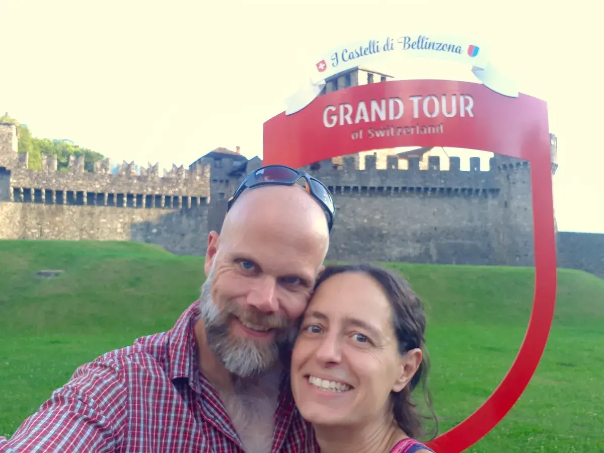 Linda und Jan vor dem Grand Tour of Switzerland Fotospot vor dem Castello di Montebello von Bellinzona