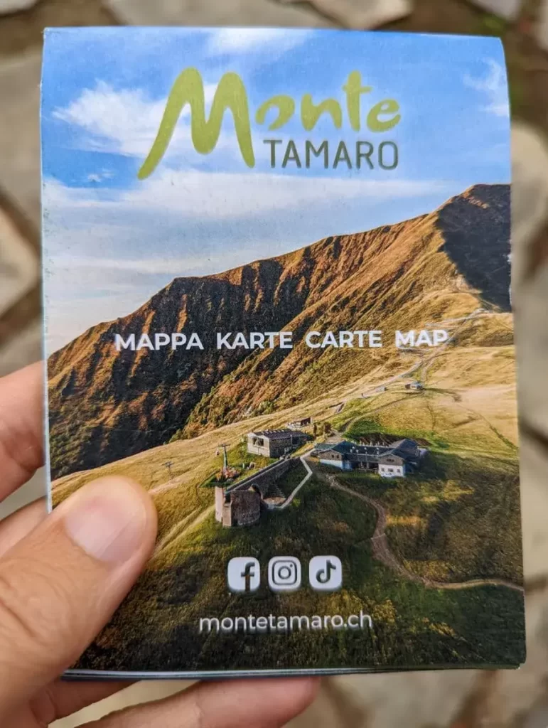 Linda hält die Karte vom Monte Tamaro in der Hand. Diese ist ideal für alle Monte Tamaro Wanderungen