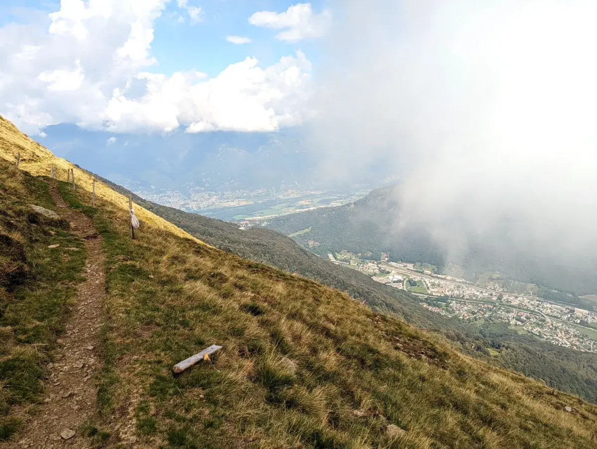 Wanderweg entlang des Berghangs von der Alpe Duragno zur Alpe Foppa auf dem Monte Tamaro