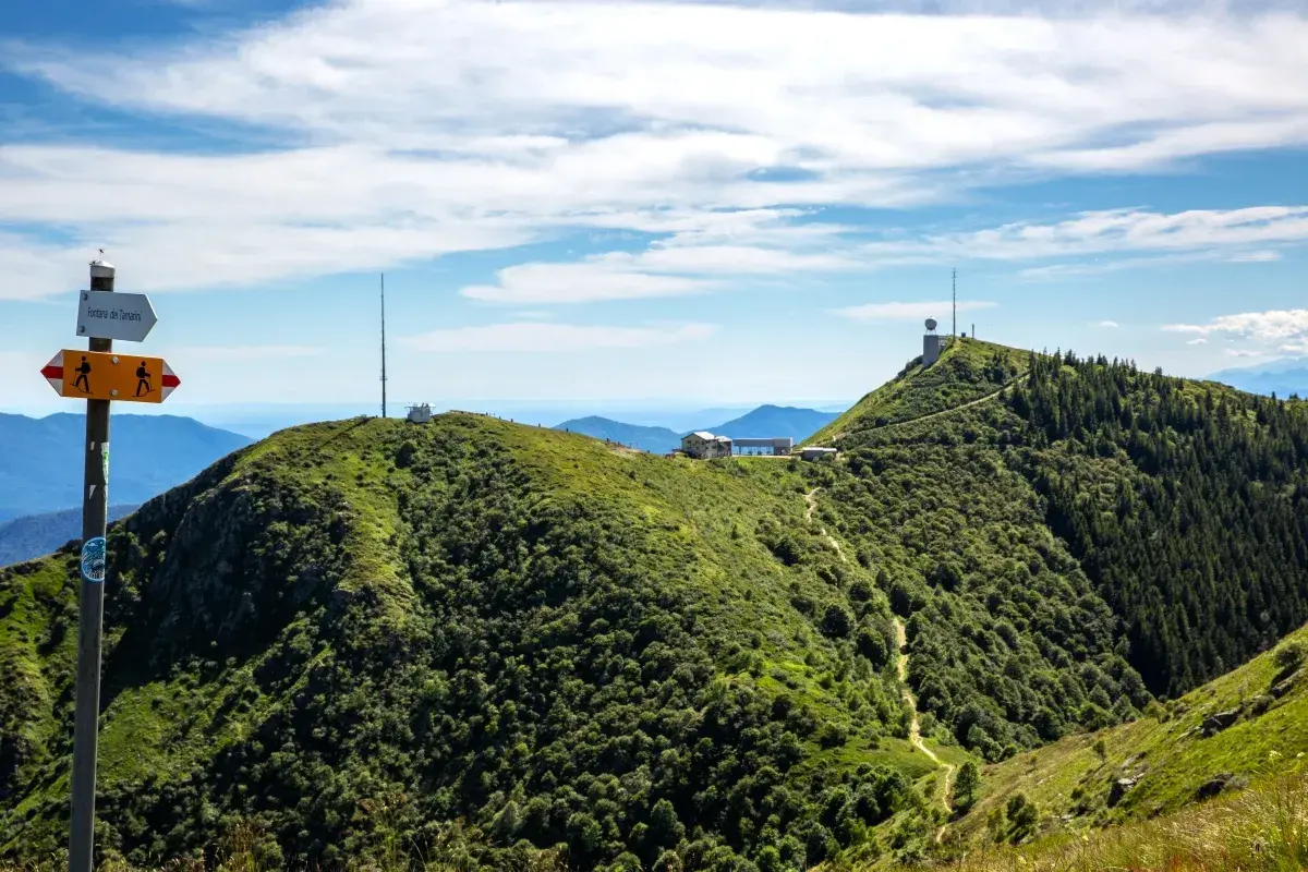 Blick auf dem Gipfel des Monte Lema vom Höhenwanderweg zwischen Monte Tamaro und Monte Lema