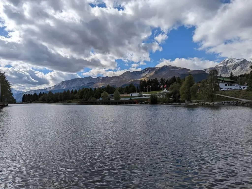 Blick vom Parkplatz auf den Etang Long in Crans Montana