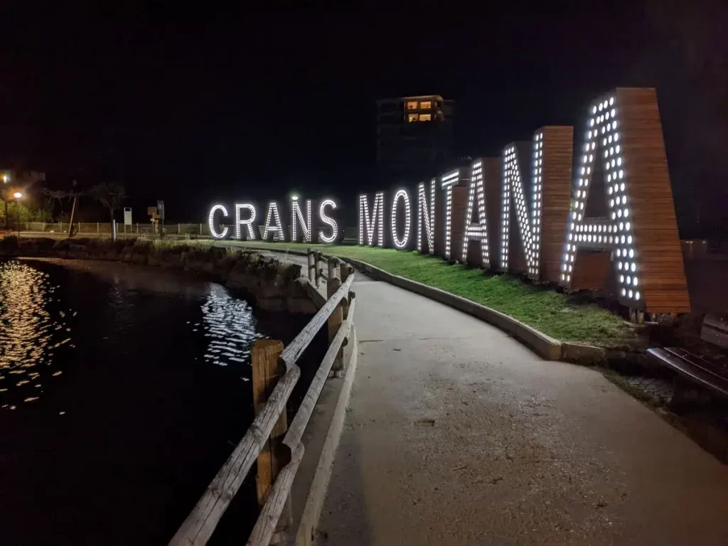 Beleuchtet große Buchstaben am See Etang Grenon in Crans Montana
