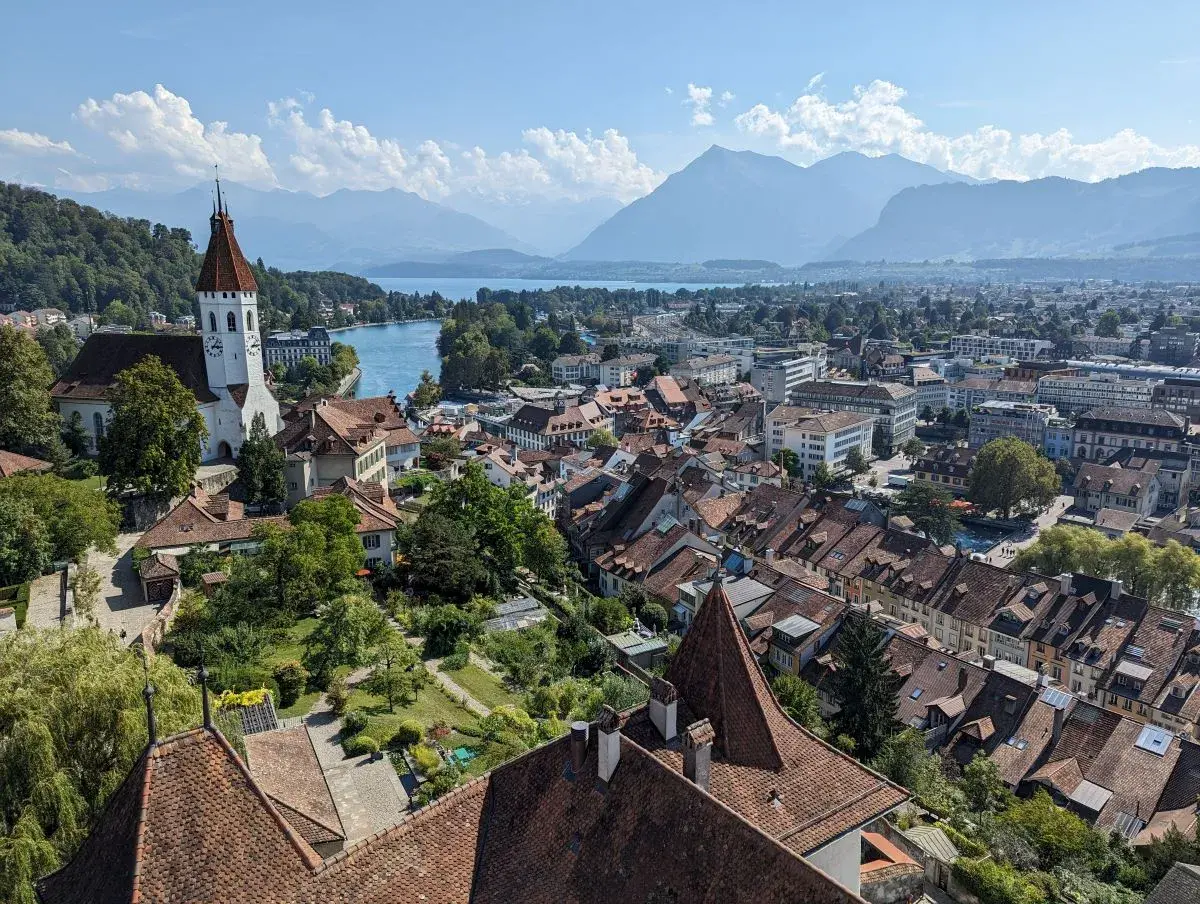 Blick vom Schloss auf die Altstadt von Thun, einer Stadt an der Aare 4 Buchstaben