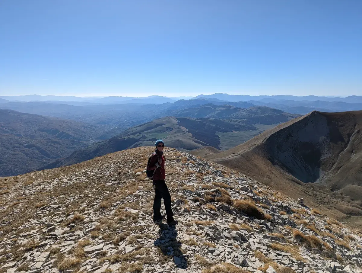 Linda auf dem Gipfel des Monte Vettore, dem höchsten Berg der Region Marken in Italien