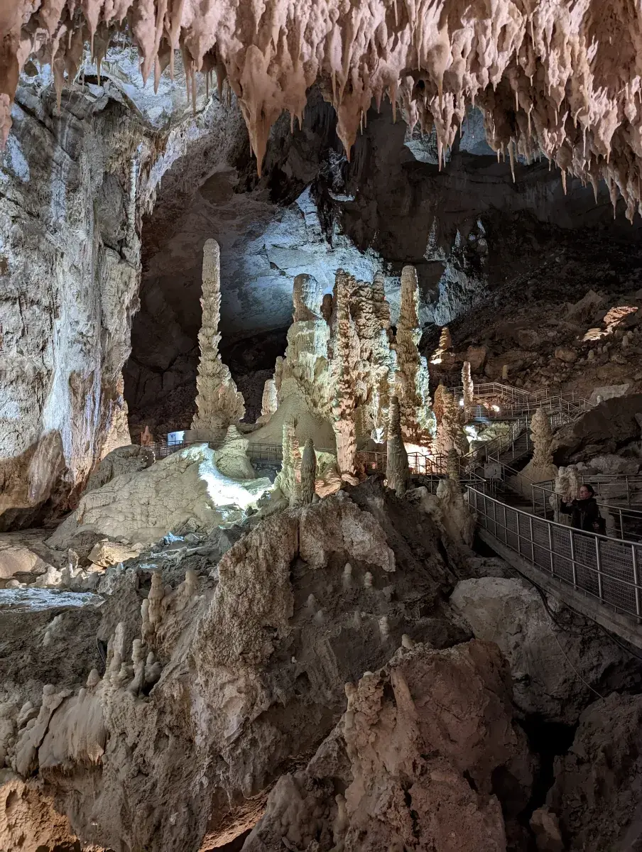 Beeindruckende Felsformationen in der Sala 200 in den Grotten von Frasassi