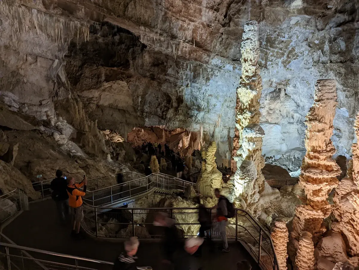 Beeindruckende Felsformationen in der Sala 200 in den Grotten von Frasassi