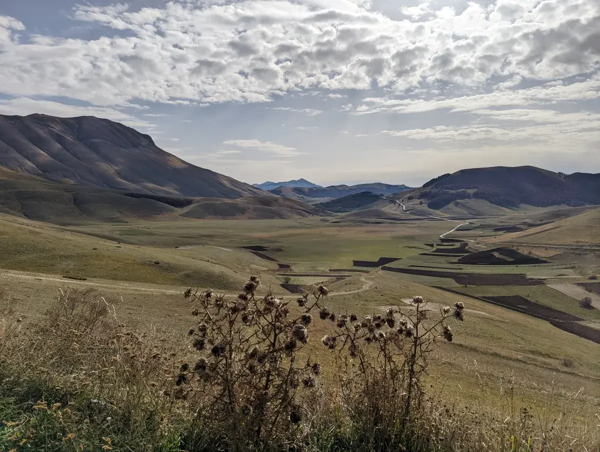 Blick auf die Hochebene bei Castelluccio im Monti Sibilla Nationalpark