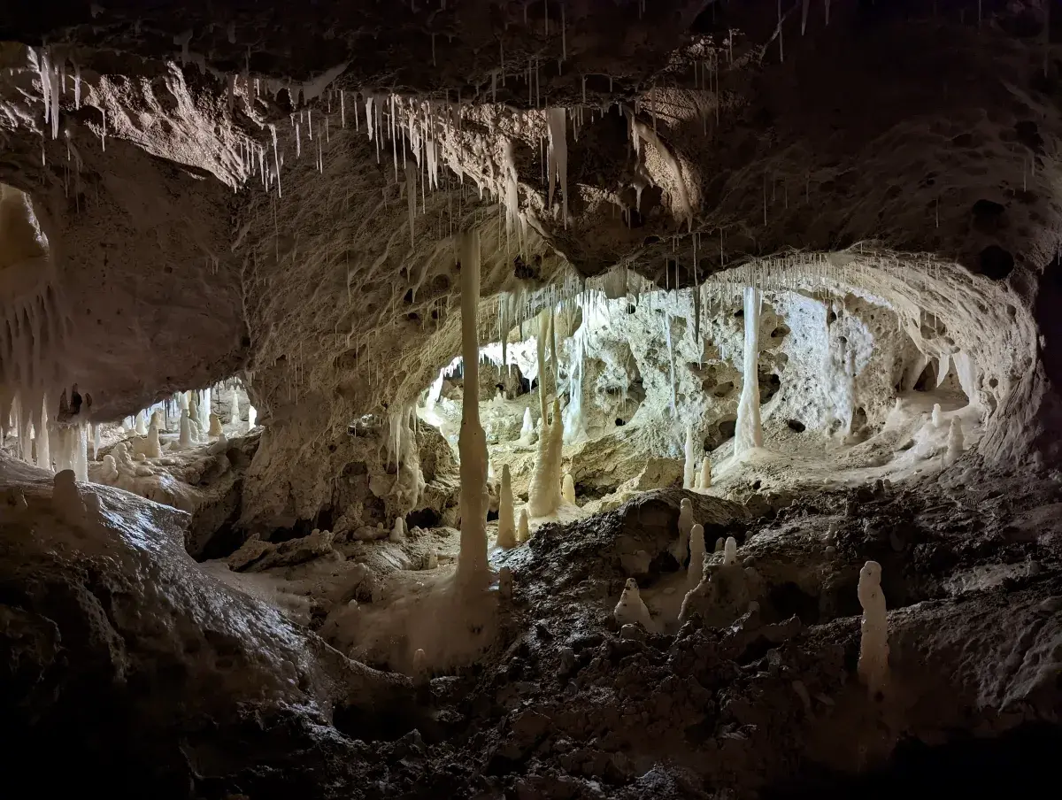 Felsformationen im Karsthöhlensystem der Grotten von Frasassi