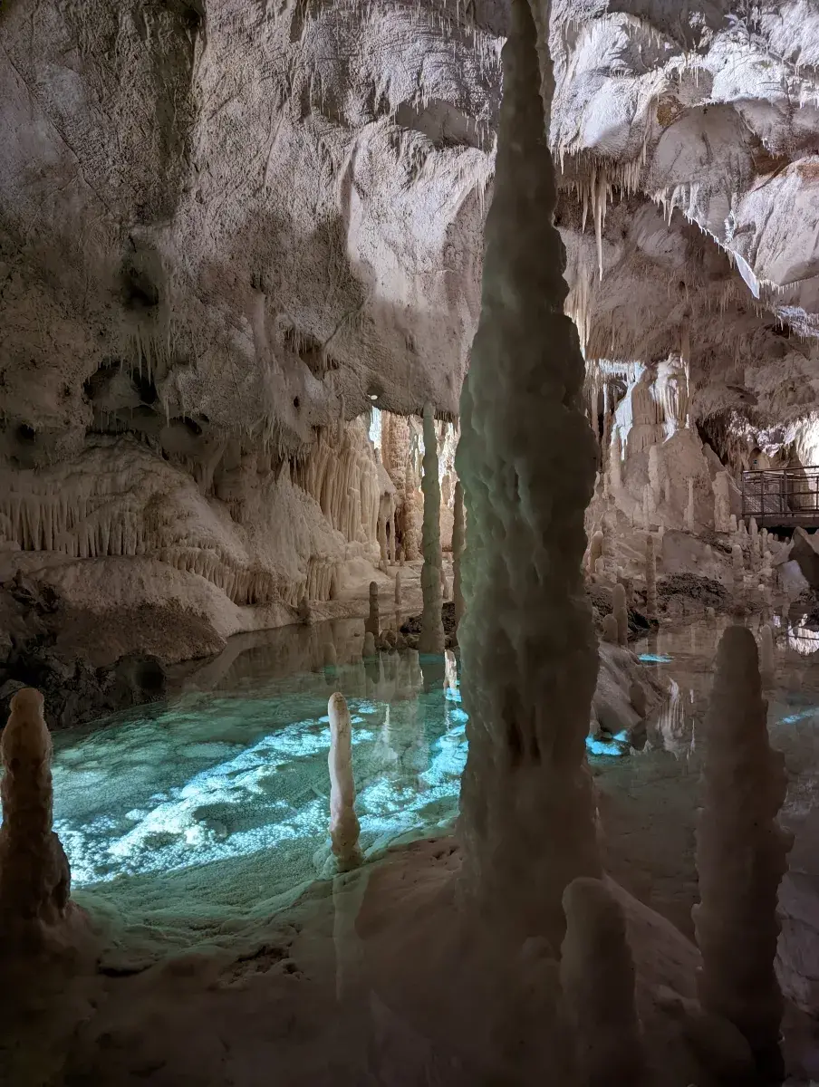 Felsformationen im Karsthöhlensystem der Grotten von Frasassi