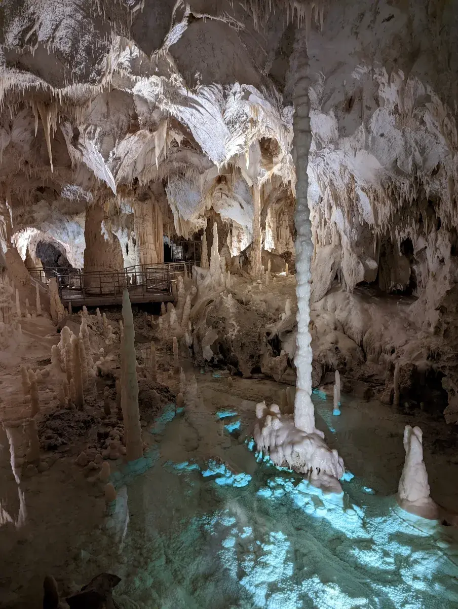 Felsformationen im Karsthöhlensystem der Grotten von Frasassi