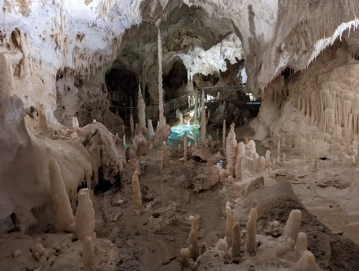 Felsformationen im Karsthöhlensystem der Grotten von Frasassi