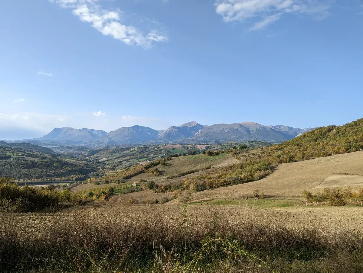 Gesamte Bergkette der Sibilla Berge inklusive Monte Sibilla und Monte Vettore