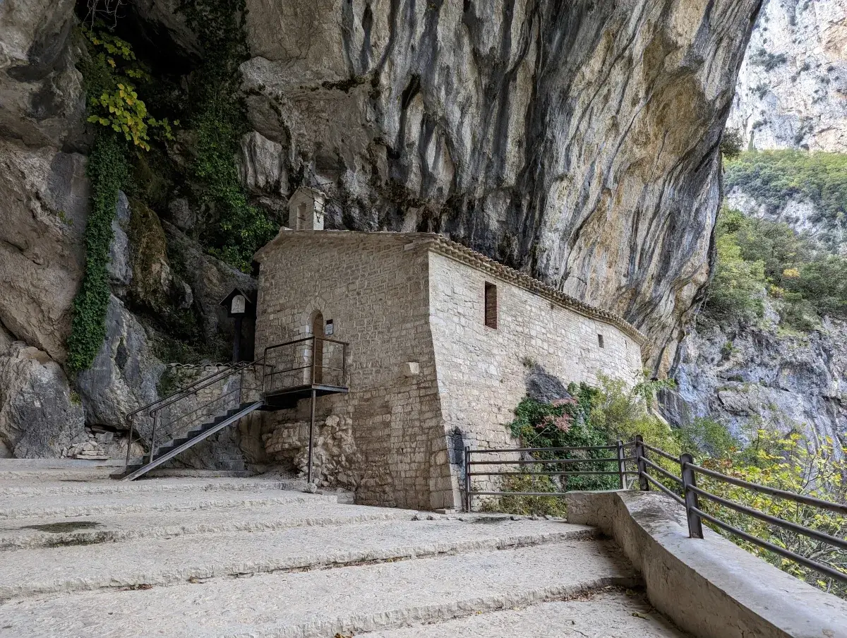Heiligtum nah dem Tempio di Valadier in der Schlucht Gola di Frasassi