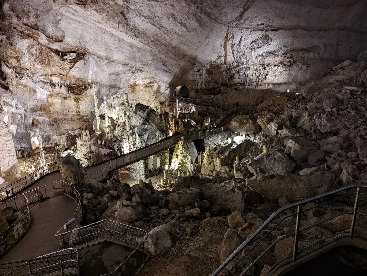 Weg in der Abisso Ancona, der ersten Halle des Höhlensystems Grotte di Frasassi