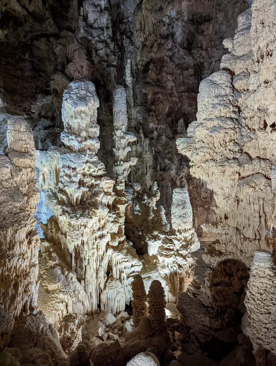 In der Abisso Ancona, der ersten Halle des Höhlensystems Grotte di Frasassi