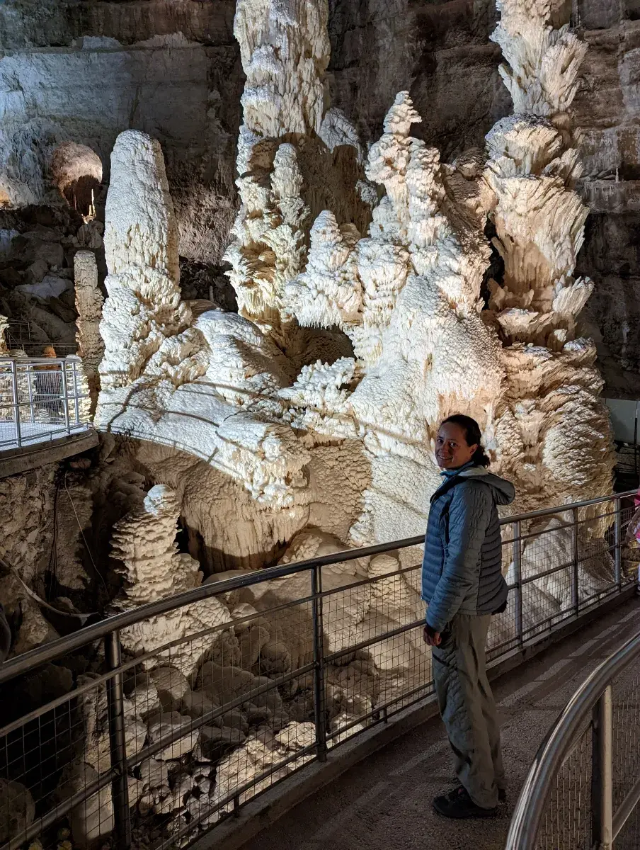 Linda in der Abisso Ancona, der ersten Halle des Höhlensystems Grotte di Frasassi