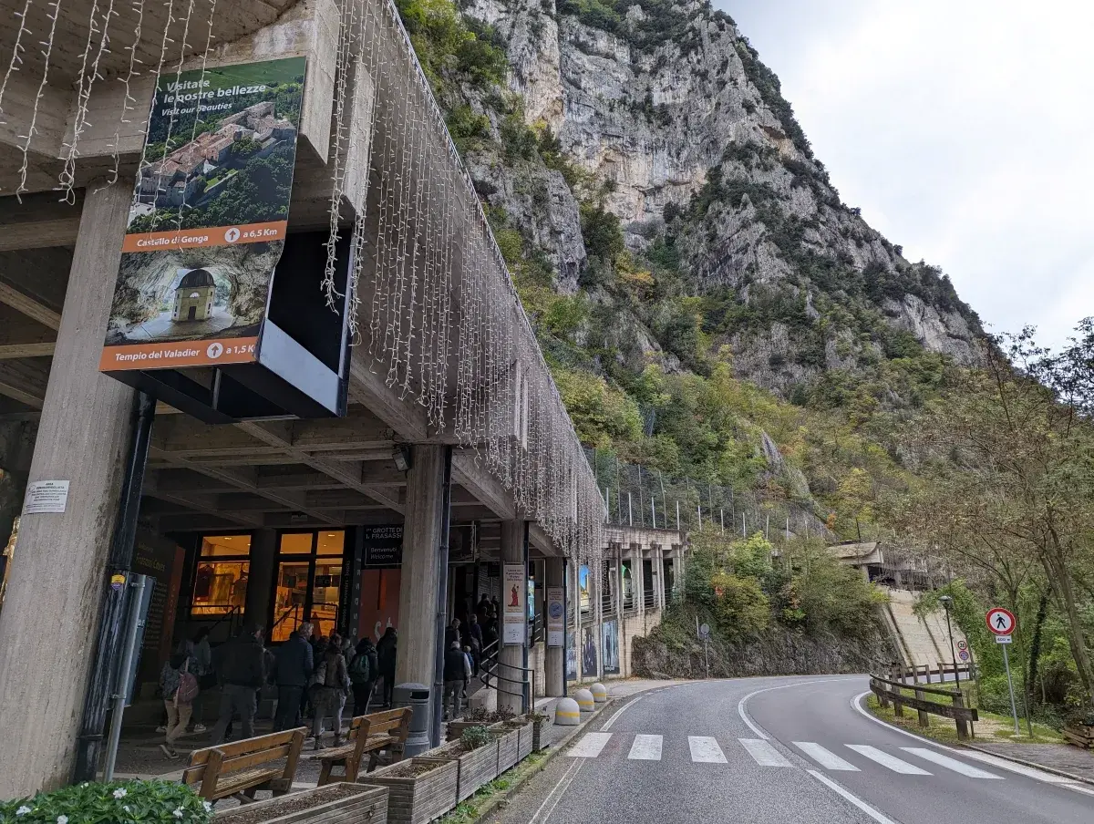 Offizieller Eingang zu den Höhlen von Frasassi an der Golaschlucht Straße