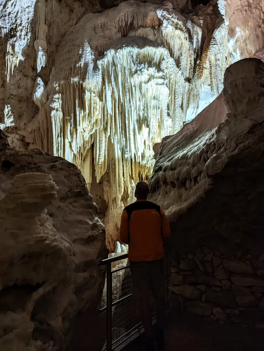 Jan betrachtet die Stalaktiten und Stalakmiten in der Grotte di Frasassi