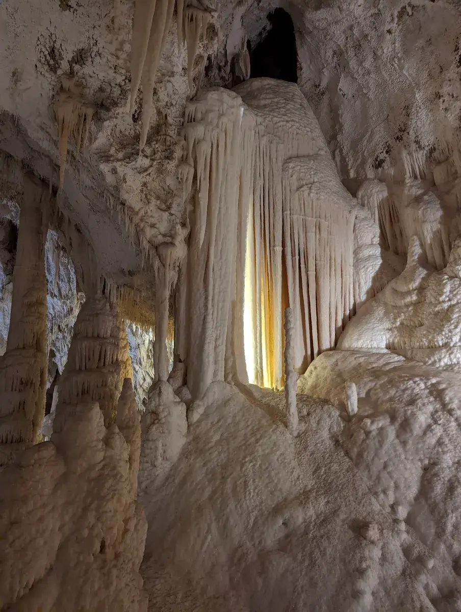Stalaktiten und Stalakmiten in der Grotte di Frasassi 