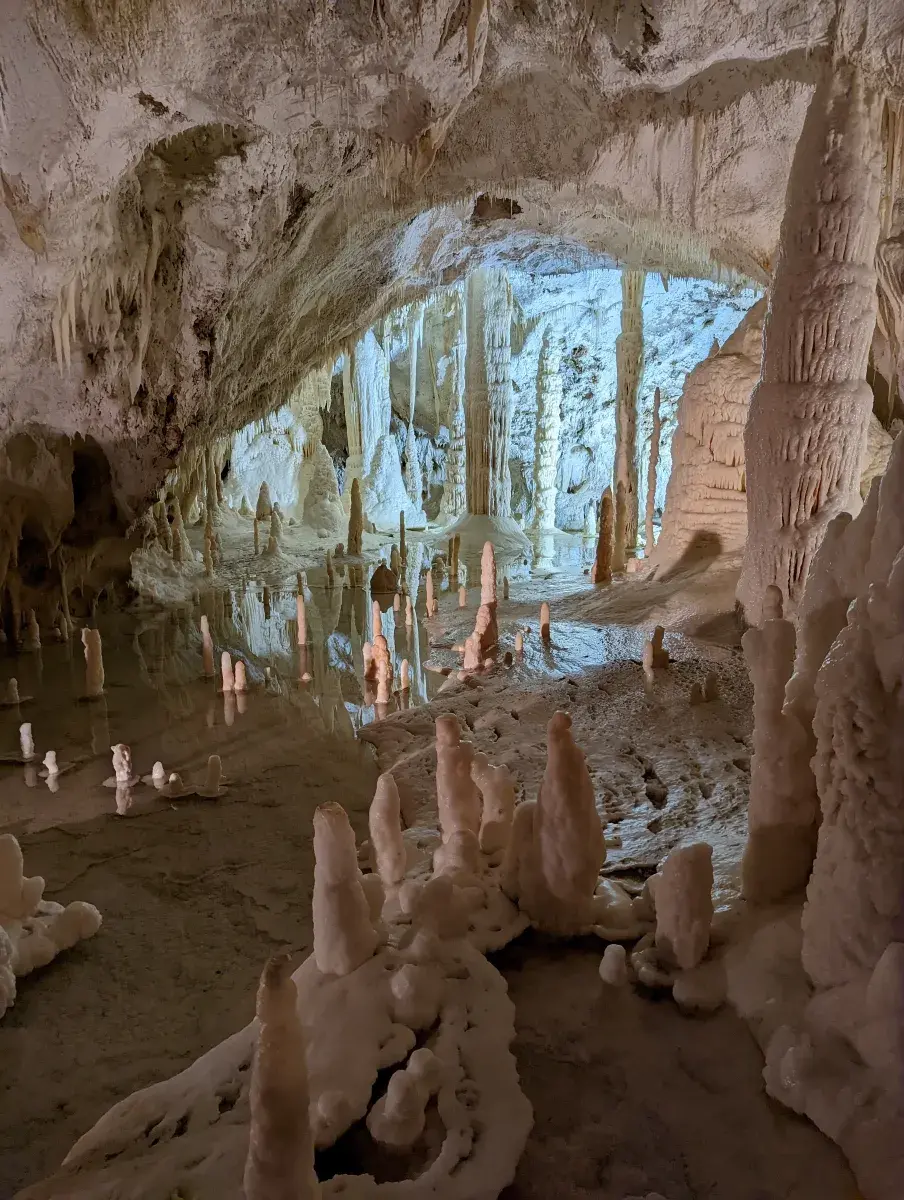 Stalaktiten und Stalakmiten in der Grotte di Frasassi