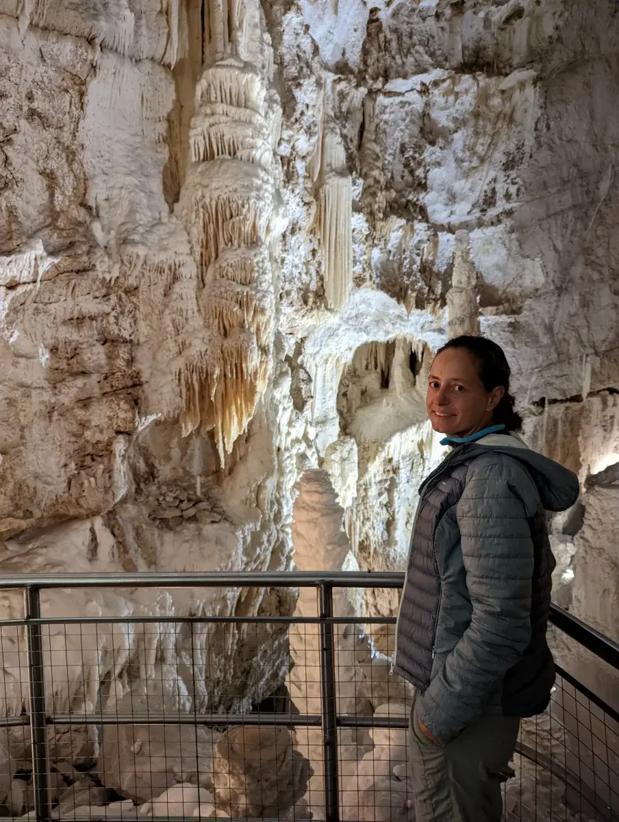 Linda vor riesigen Stalaktiten und Stalagmiten in der Grotte di Frasassi