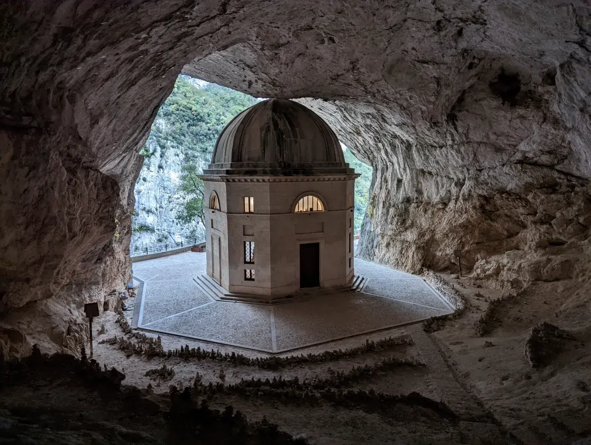 Tempio di Valadier in der Schlucht Gola di Frasassi
