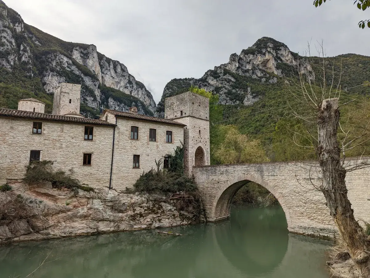 Wehrturm, Fluss und Abbazia di San Vittore alle Chiuse an der Golaschlucht