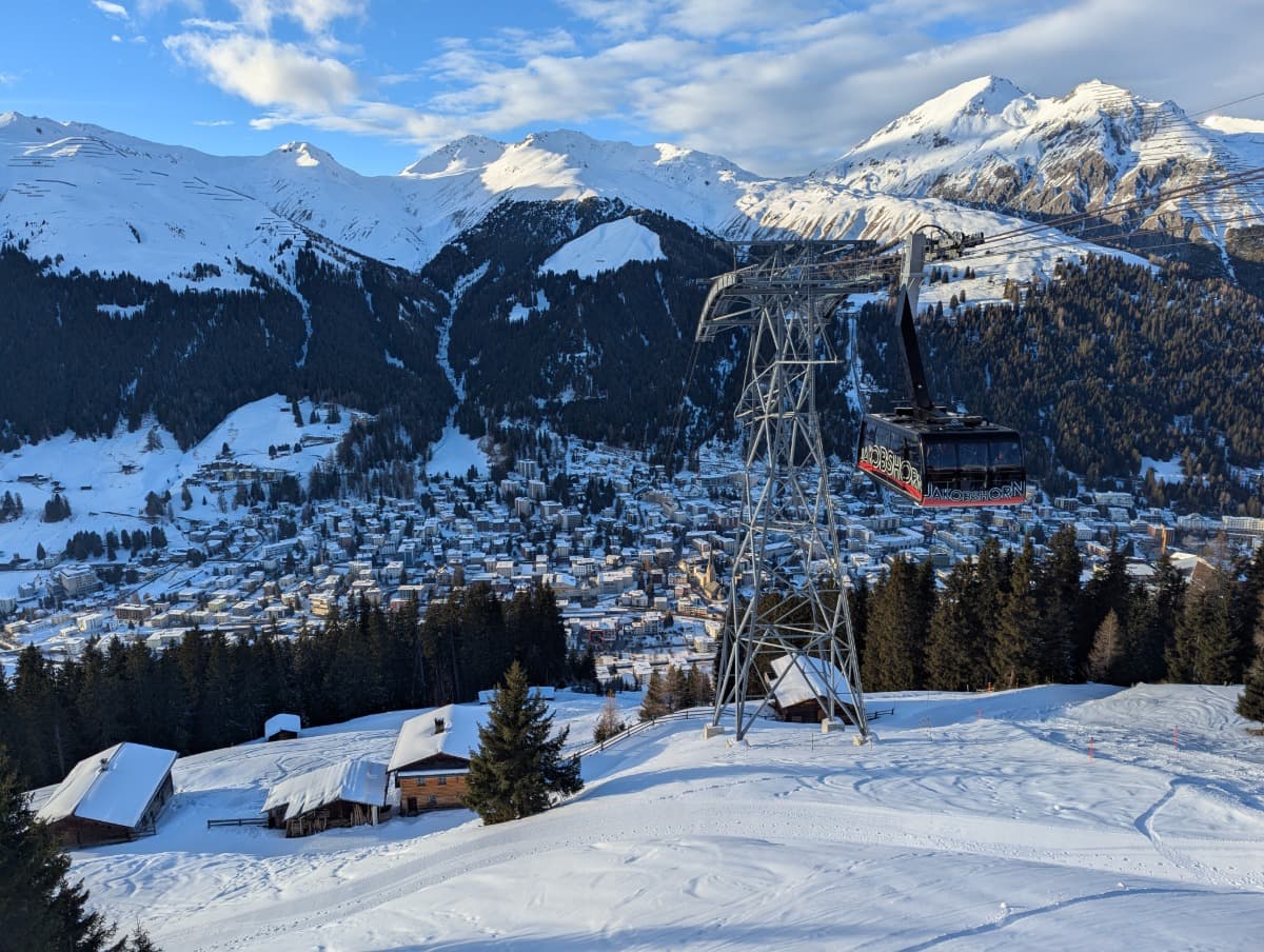 Davos im Winter und aus der Gondel fotografiert, ein Kurort in Graubünden mit 5 Buchstaben